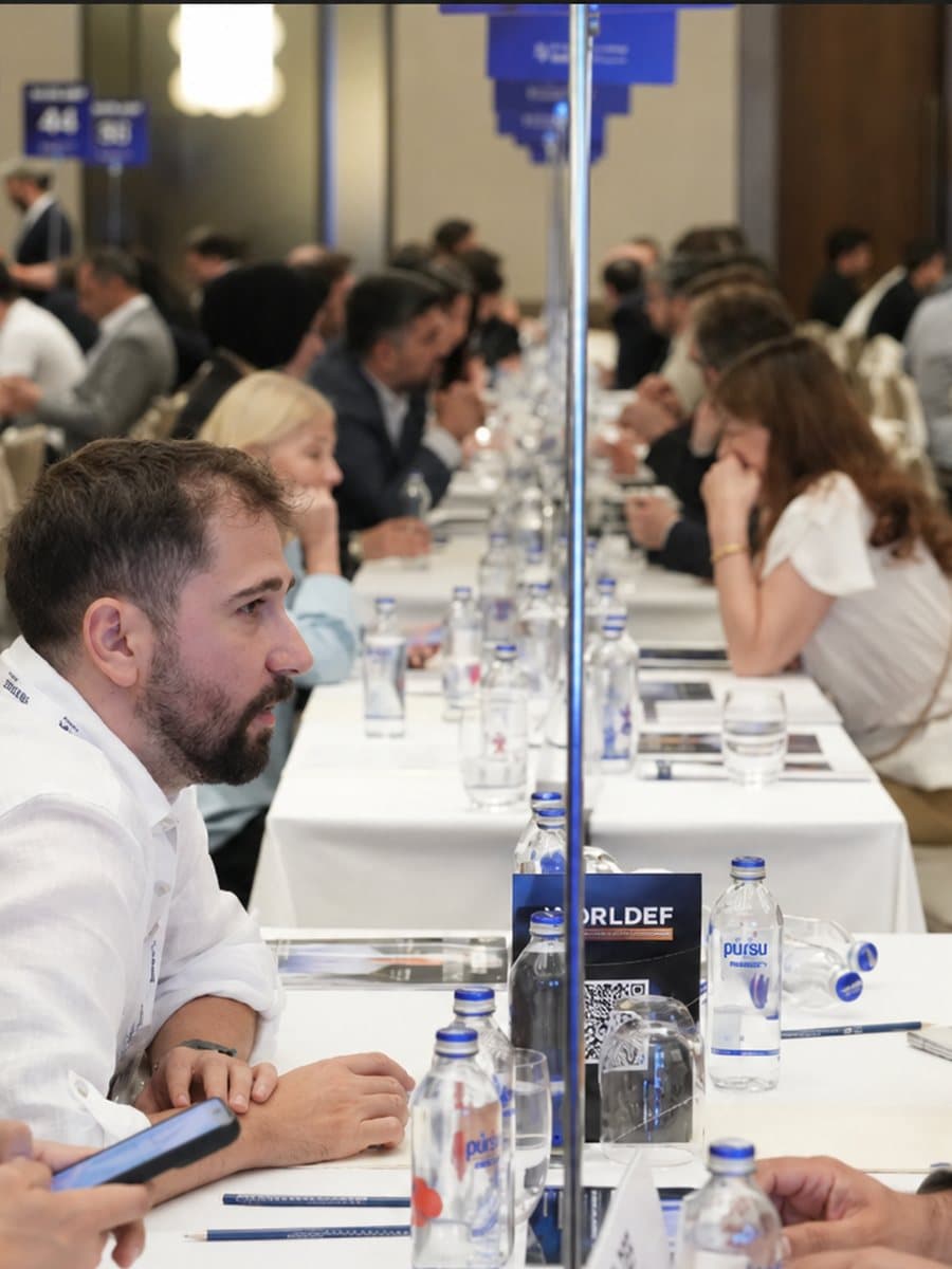 Dolu salonuyla WORLDEF ana sahnesi