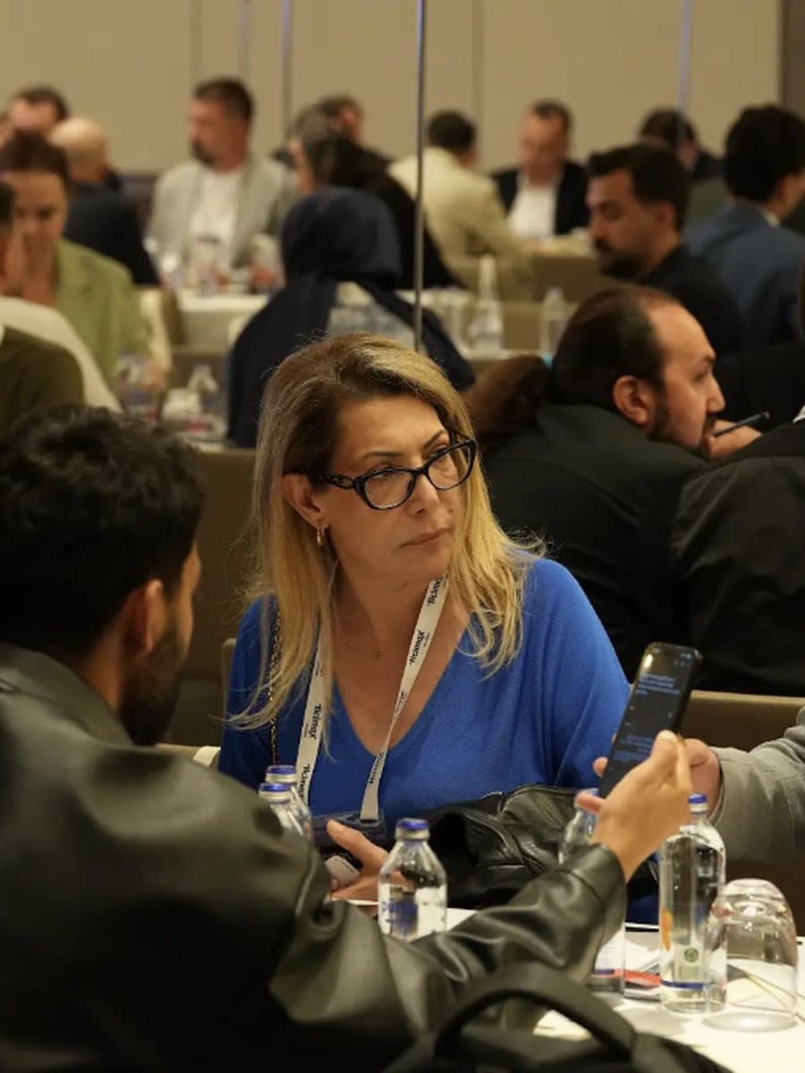 WORLDEF ana sahnesinde bir konuşmacı